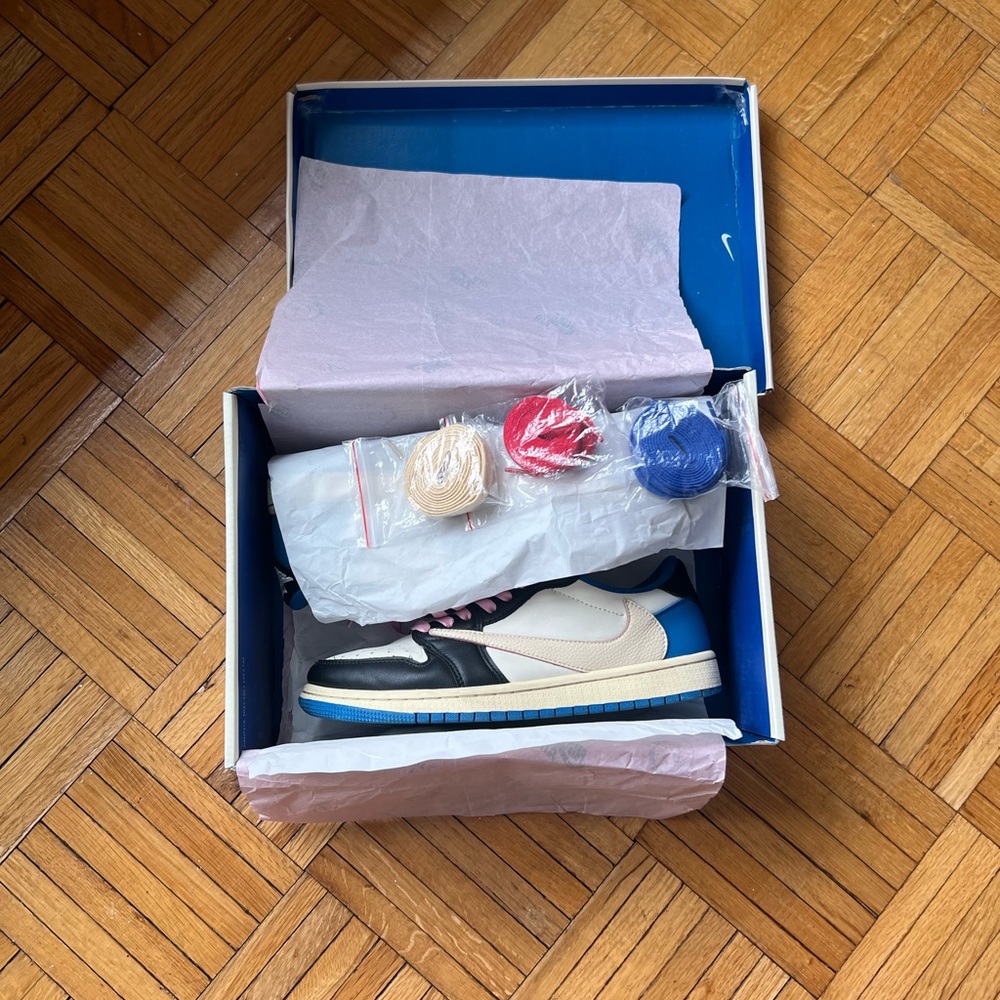 Jordan 1 Travis Scott Fragment Lows* Slightly used* With all 3 extra lace colors